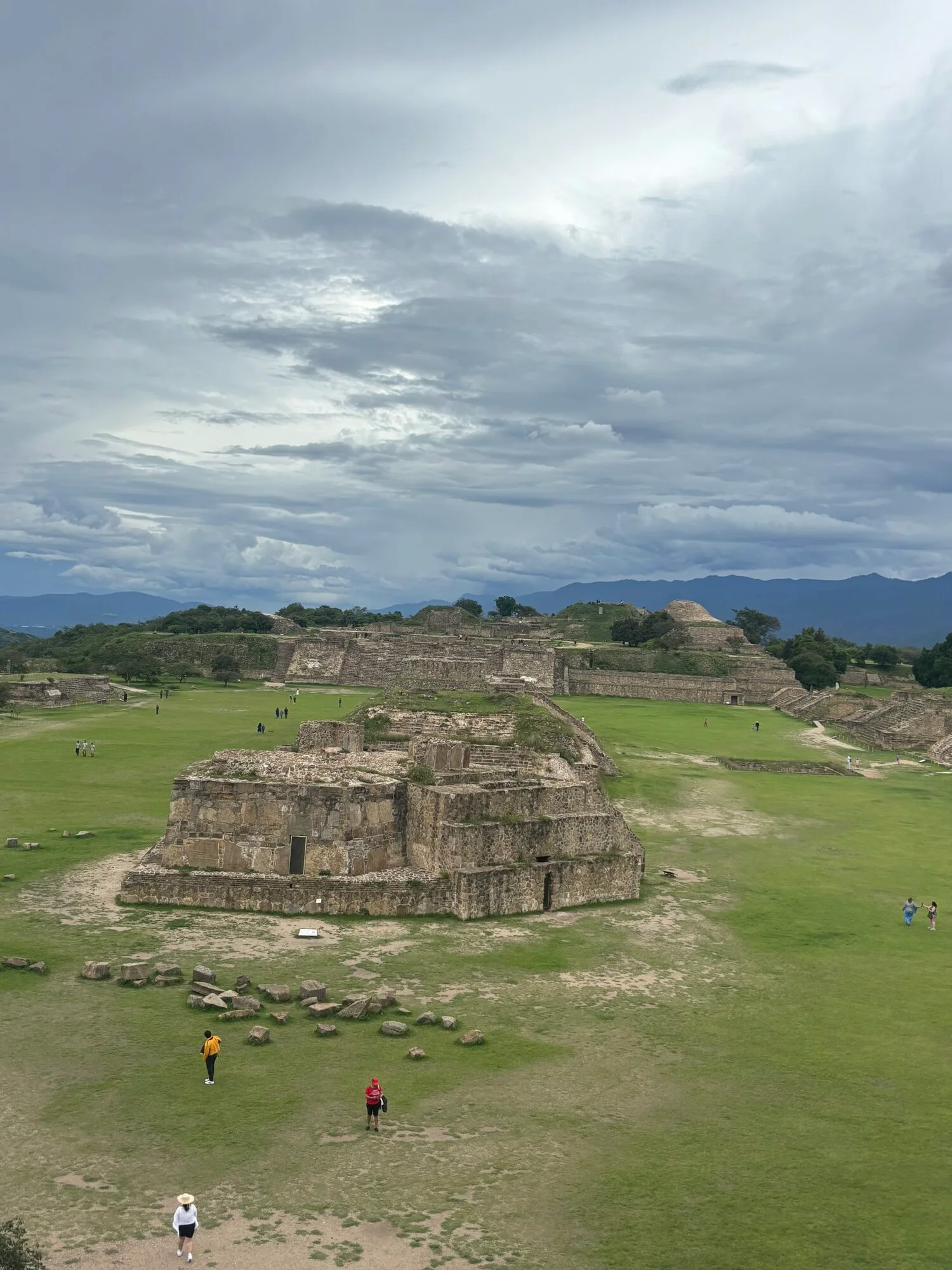 Gran plaza de Monte Albán con pirámides