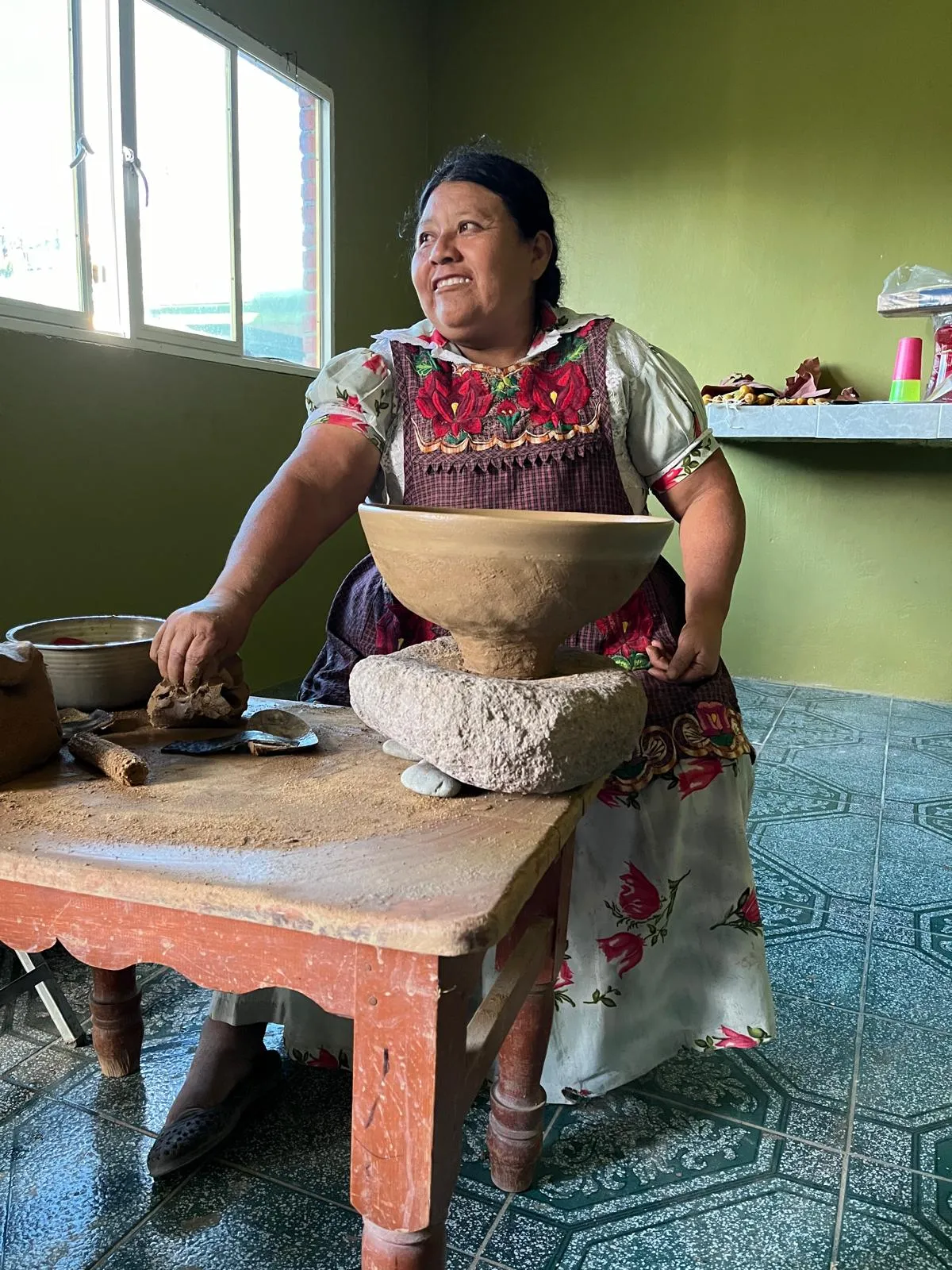 Mujer haciendo cerámica