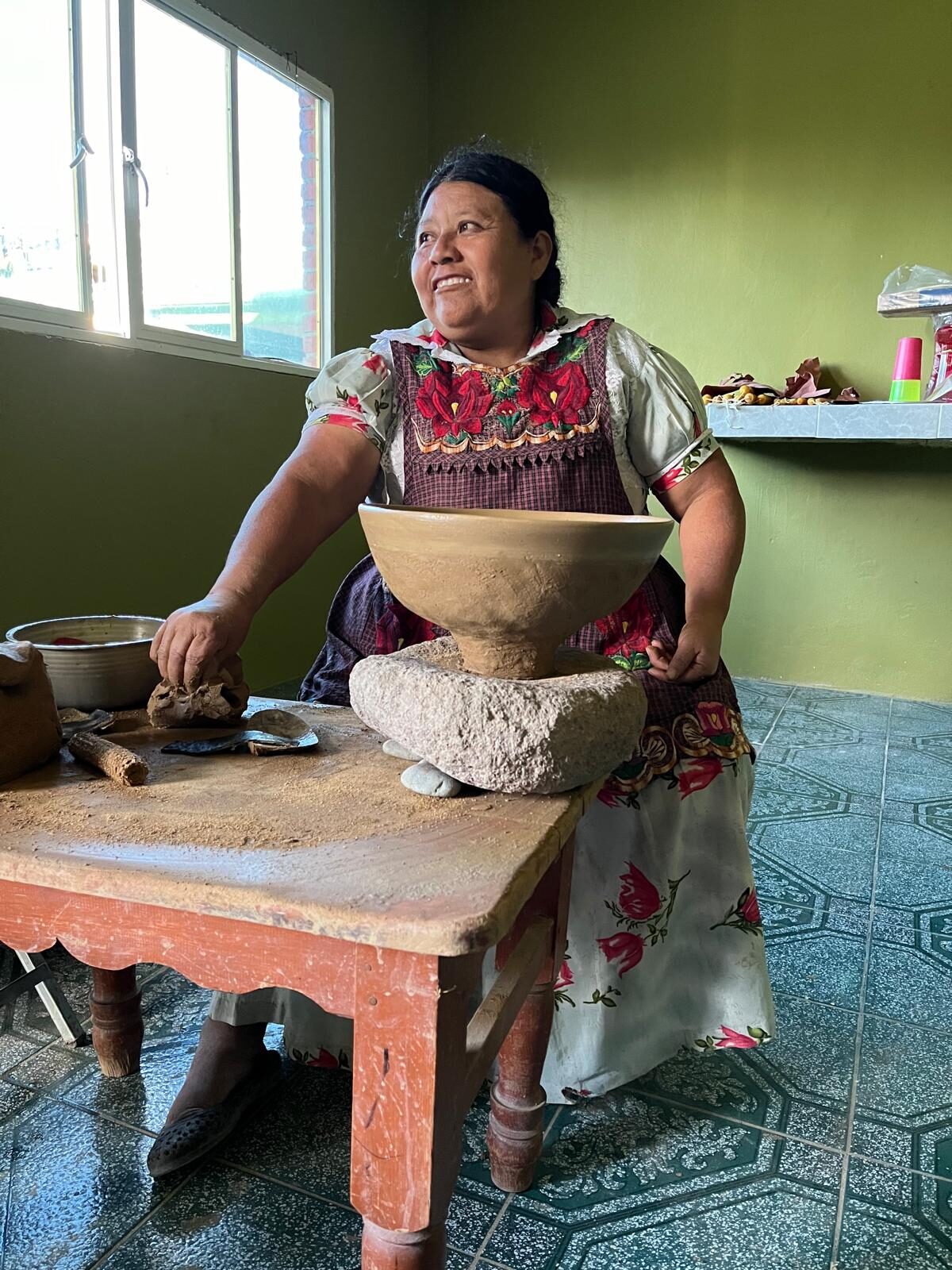 Mujer haciendo cerámica
