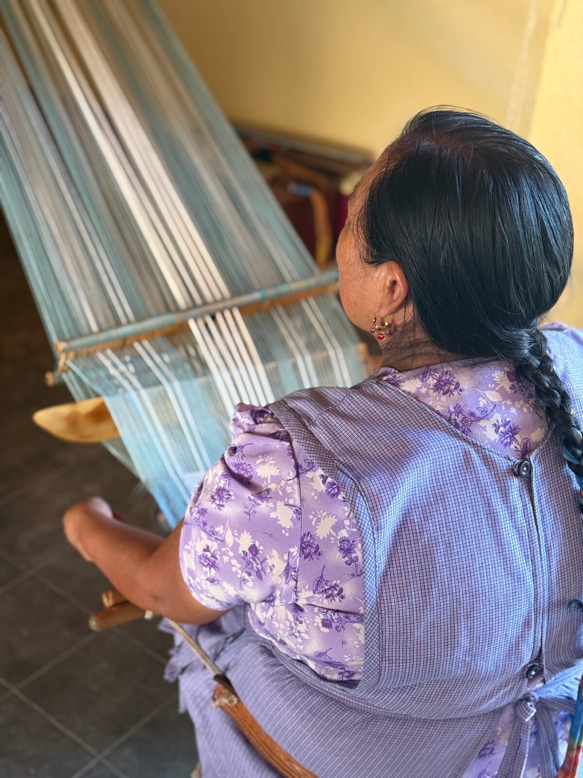 Mujer tejiendo